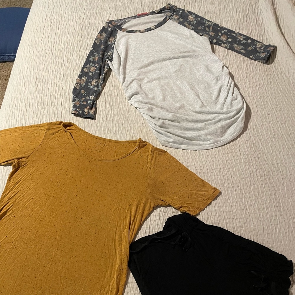 Maternity bundle sleep shorts and 2 shirts Size L